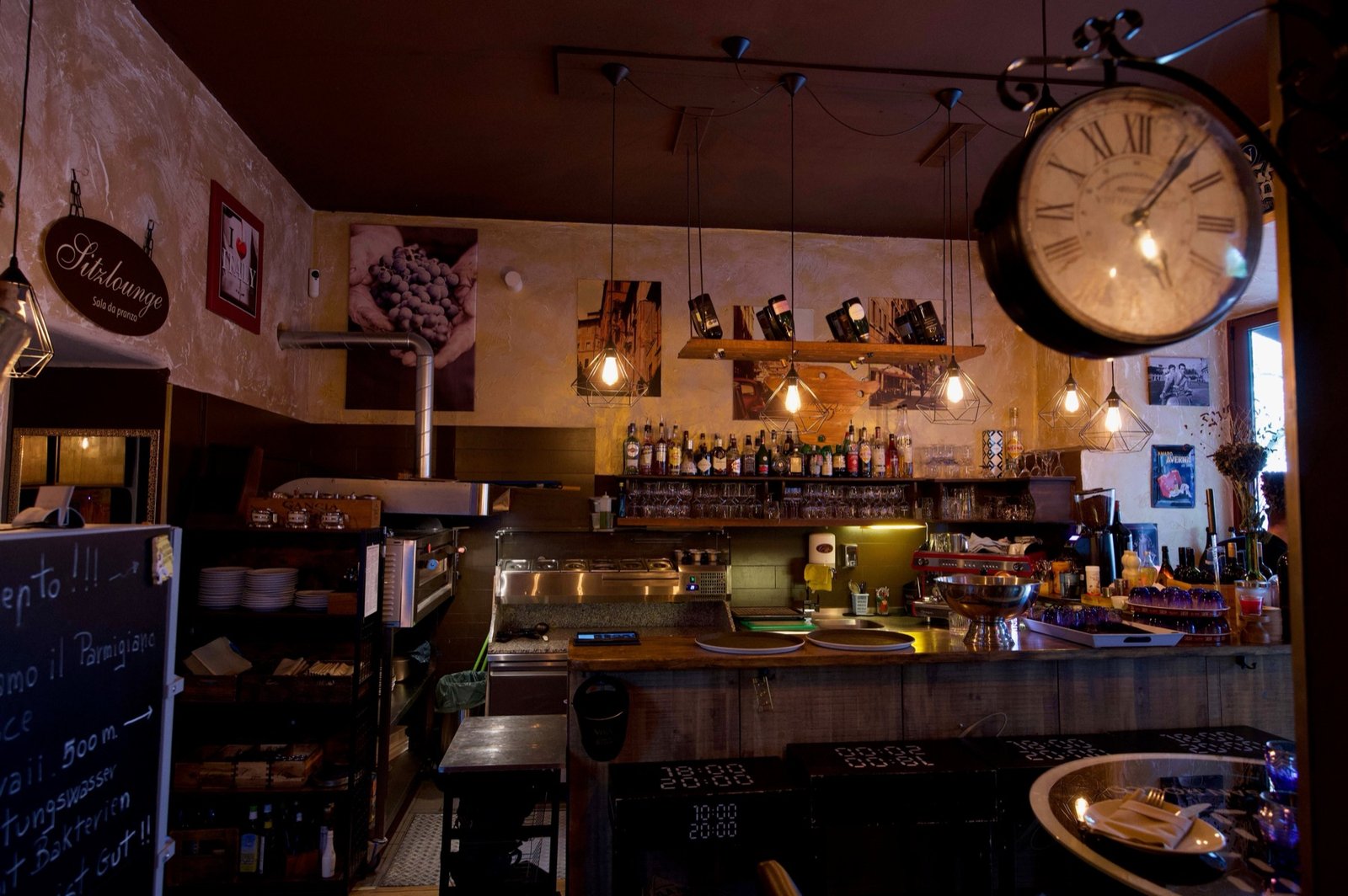 Die Bar des CaliBocca mit Flaschenregal, Gläsern und warmem Licht